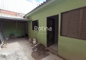 Foto 1 de Casa com 3 Quartos para alugar, 70m² em Saraiva, Uberlândia