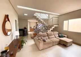 Foto 1 de Sobrado com 3 Quartos à venda, 235m² em Alto Umuarama, Uberlândia