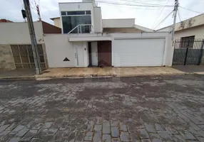 Foto 1 de Sobrado com 3 Quartos à venda, 300m² em Cazeca, Uberlândia