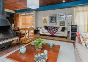 Foto 1 de Casa com 4 Quartos à venda, 250m² em Chácara das Pedras, Porto Alegre