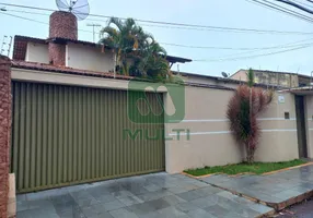 Foto 1 de Casa com 3 Quartos para alugar, 234m² em Cidade Jardim, Uberlândia