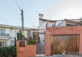 Foto 1 de Casa com 3 Quartos à venda, 200m² em Chácara das Pedras, Porto Alegre