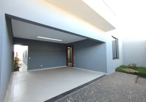 Foto 1 de Casa com 3 Quartos para alugar, 150m² em Aclimacao, Uberlândia