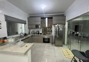 Foto 1 de Casa com 3 Quartos à venda, 190m² em Planalto, Uberlândia