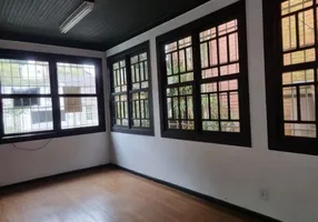 Foto 1 de Casa com 7 Quartos à venda, 10m² em Valparaiso, Petrópolis