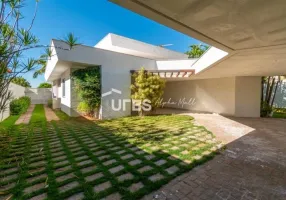 Foto 1 de Casa de Condomínio com 4 Quartos à venda, 336m² em Jardins Paris, Goiânia