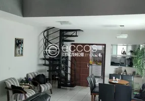 Foto 1 de Casa de Condomínio com 4 Quartos à venda, 275m² em Alto Umuarama, Uberlândia