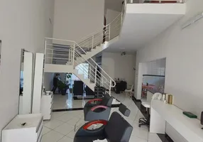 Foto 1 de Sobrado com 3 Quartos à venda, 243m² em Presidente Roosevelt, Uberlândia