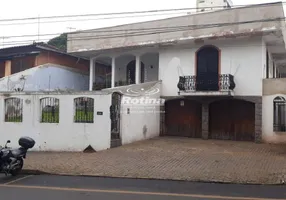 Foto 1 de Casa com 5 Quartos para alugar, 370m² em Centro, Uberlândia