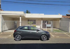 Foto 1 de Casa com 4 Quartos para alugar, 220m² em Nossa Senhora Aparecida, Uberlândia