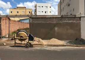 Foto 1 de Lote/Terreno à venda, 417m² em Presidente Roosevelt, Uberlândia