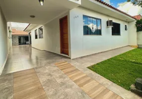 Foto 1 de Casa com 3 Quartos para alugar, 234m² em Vila Ipiranga, Maringá