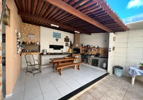 Foto 1 de Casa com 4 Quartos à venda, 210m² em Lagoa Nova, Natal