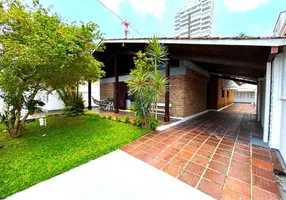Foto 1 de Casa com 5 Quartos à venda, 204m² em Jardim Las Palmas, Guarujá