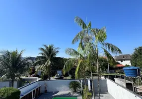 Foto 1 de Casa de Condomínio com 4 Quartos para alugar, 299m² em Barra da Tijuca, Rio de Janeiro