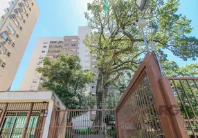 Foto 1 de Apartamento com 2 Quartos à venda, 62m² em Teresópolis, Porto Alegre