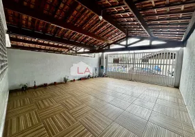 Foto 1 de Casa com 2 Quartos à venda, 72m² em Vila Tupi, Praia Grande