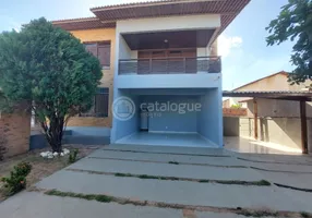 Foto 1 de Casa com 4 Quartos para venda ou aluguel, 280m² em Candelária, Natal