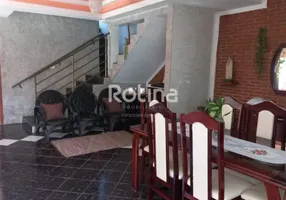 Foto 1 de Casa com 3 Quartos para alugar, 200m² em Centro, Uberlândia