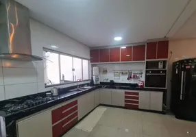 Foto 1 de Casa com 3 Quartos à venda, 150m² em Jardim Tupanci, Barueri