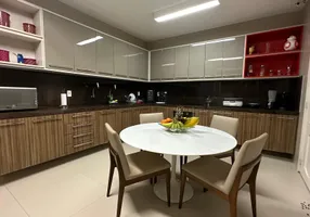 Foto 1 de Casa com 4 Quartos para alugar, 410m² em Candelária, Natal