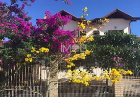 Foto 1 de Casa com 4 Quartos à venda, 245m² em Carianos, Florianópolis