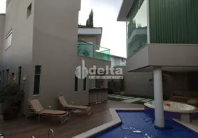 Foto 1 de Casa com 4 Quartos à venda, 417m² em Jardim Colina, Uberlândia