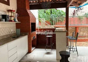 Foto 1 de Casa com 4 Quartos para alugar, 385m² em Lidice, Uberlândia