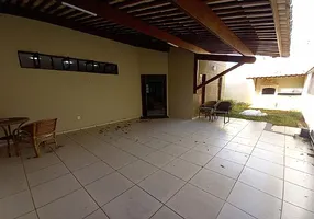 Foto 1 de Casa com 3 Quartos para alugar, 250m² em Candelária, Natal