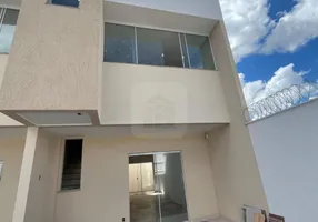 Foto 1 de Sobrado com 3 Quartos à venda, 95m² em Santa Mônica, Uberlândia