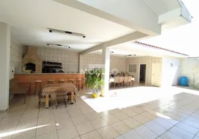 Foto 1 de Casa com 3 Quartos à venda, 420m² em Presidente Roosevelt, Uberlândia