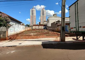 Foto 1 de Lote/Terreno com 1 Quarto à venda, 656m² em Vila Balarotti, Londrina