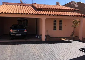 Foto 1 de Casa com 3 Quartos para alugar, 100m² em Santa Mônica, Uberlândia