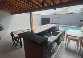 Foto 1 de Sobrado com 2 Quartos à venda, 186m² em Balneário Guarujá , Guarujá