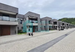 Foto 1 de Casa de Condomínio com 3 Quartos à venda, 210m² em Barra Do Sahy, São Sebastião