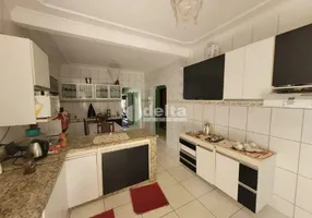 Foto 1 de Casa com 4 Quartos à venda, 290m² em Alto Umuarama, Uberlândia