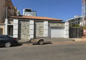 Foto 1 de Casa com 3 Quartos à venda, 360m² em Santa Mônica, Uberlândia