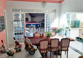 Foto 1 de Casa com 3 Quartos à venda, 250m² em Jardim Colina, Uberlândia