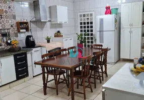 Foto 1 de Casa com 4 Quartos à venda, 250m² em Vila Xavier, Araraquara