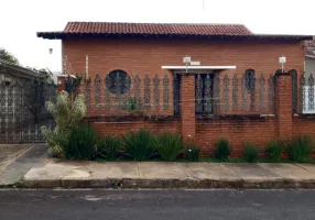 Foto 1 de Casa com 4 Quartos para alugar, 234m² em Vila José Bonifácio, Araraquara