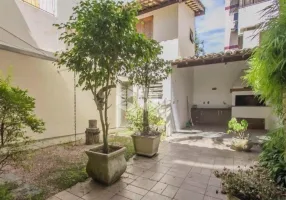 Foto 1 de Casa com 3 Quartos à venda, 280m² em Mont' Serrat, Porto Alegre