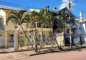 Foto 1 de Sobrado com 4 Quartos à venda, 360m² em Jardim Planalto, Porto Alegre