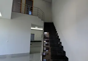 Foto 1 de Sobrado com 3 Quartos à venda, 211m² em Residencial Canada, Goiânia