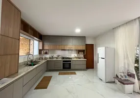 Foto 1 de Casa de Condomínio com 3 Quartos à venda, 300m² em Jardim Carapina, Serra