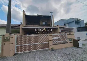 Foto 1 de Sobrado com 4 Quartos para alugar, 120m² em Espinheiros, Joinville