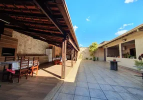 Foto 1 de Casa com 3 Quartos à venda, 654m² em Parque Independência, Barra Mansa
