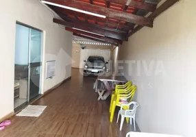 Foto 1 de Casa com 2 Quartos à venda, 120m² em Segismundo Pereira, Uberlândia