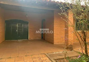 Foto 1 de Casa com 5 Quartos para alugar, 210m² em Santa Mônica, Uberlândia