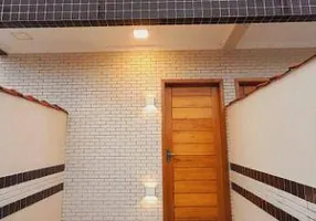 Foto 1 de Casa com 2 Quartos à venda, 64m² em Castelo, Santos