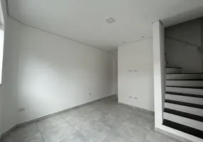 Foto 1 de Casa de Condomínio com 2 Quartos à venda, 51m² em Maracanã, Praia Grande